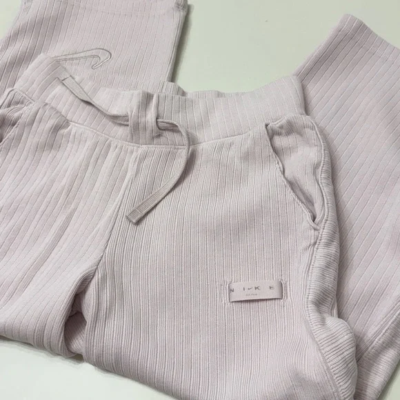 Nike Women's Soft Pink cropped Pants - Picture 8 of 8